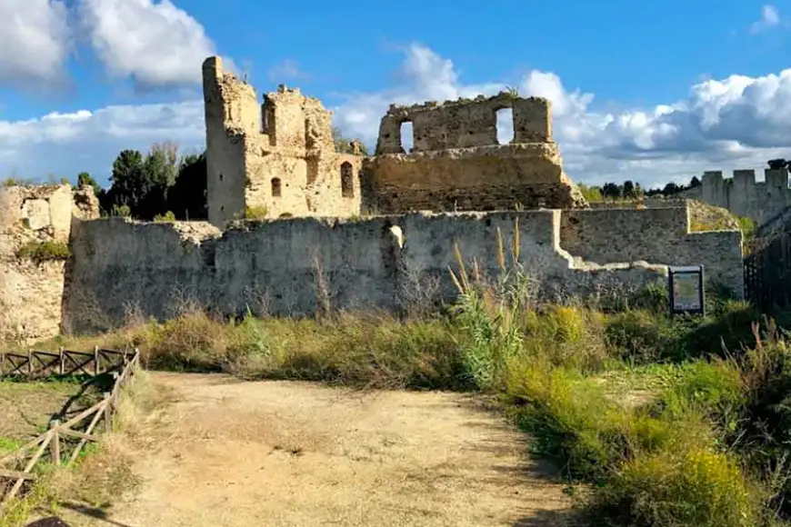 Le rovine del castello di Bivona Le rovine del castello di Bivona